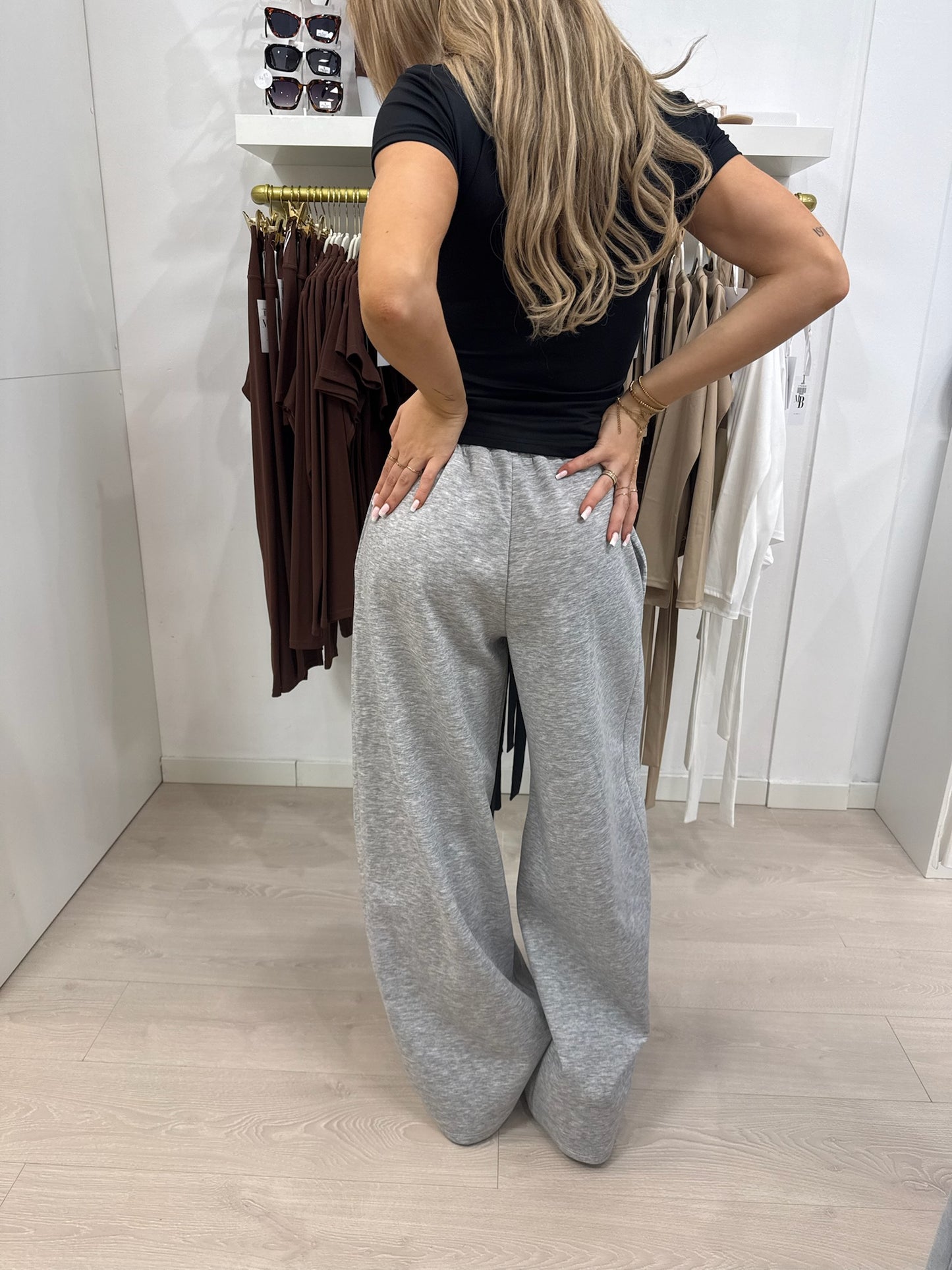 Wide leg pleated jogger