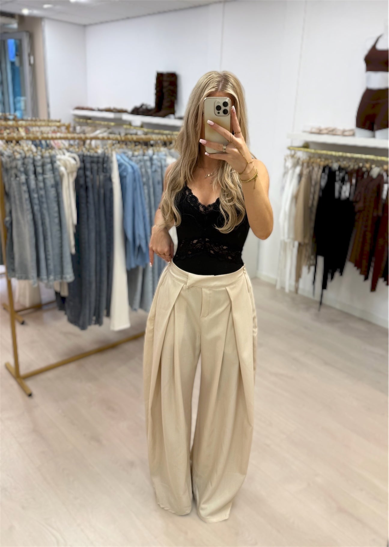 Wide leg pleated trouser beige