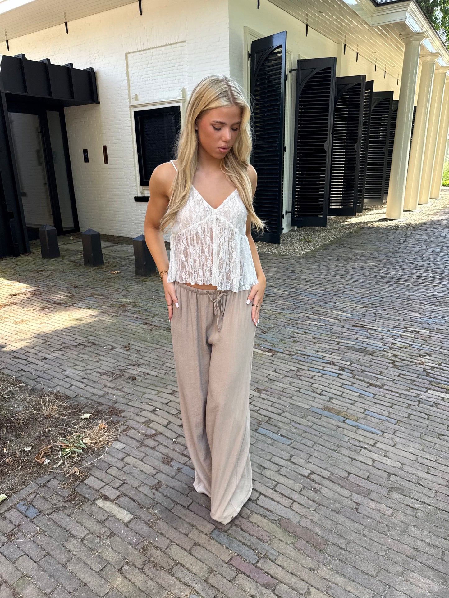 Flowy lace top cream
