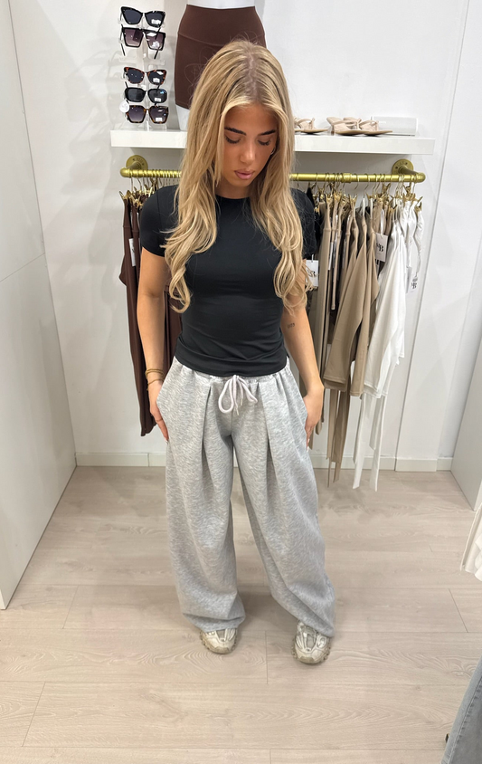 Wide leg pleated jogger