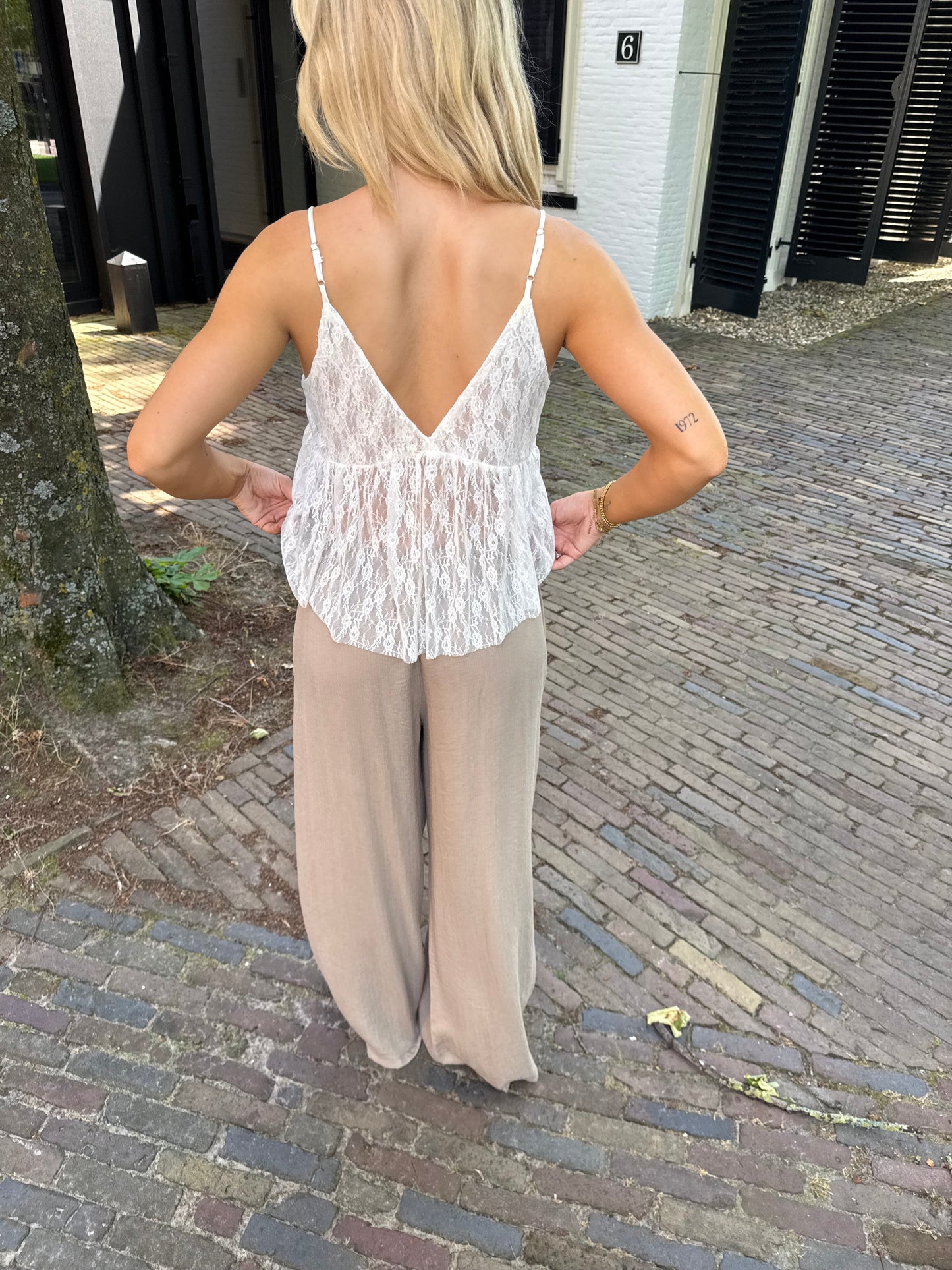 Flowy lace top cream