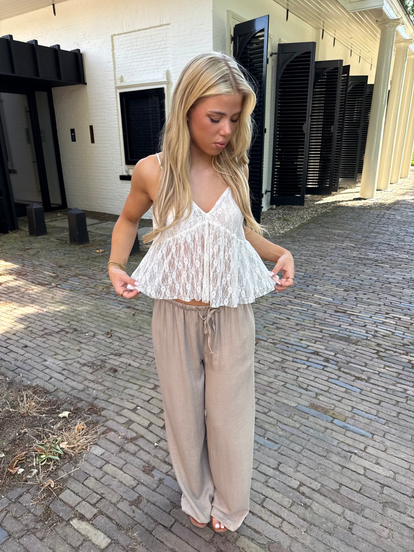 Flowy lace top cream