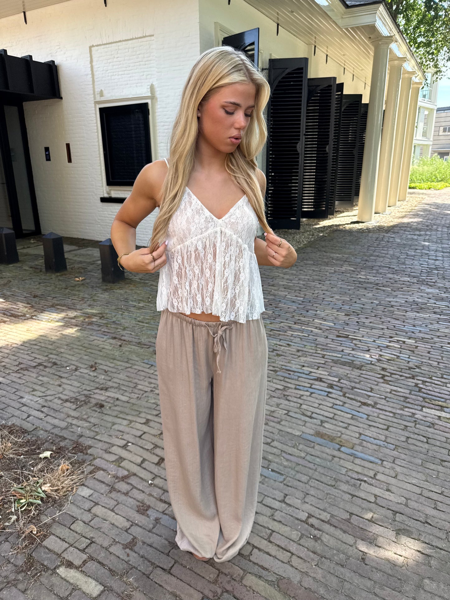 Flowy lace top cream