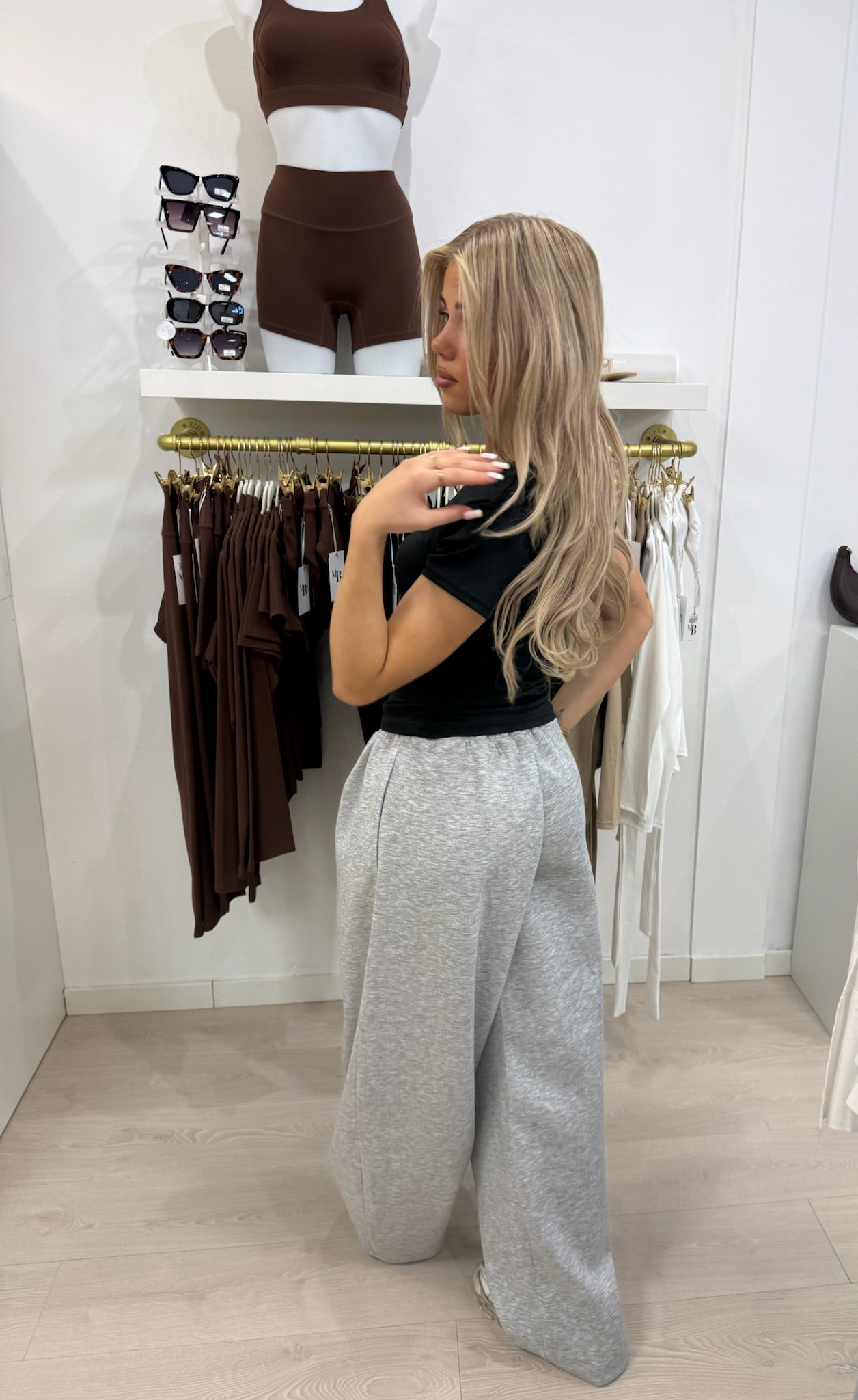Wide leg pleated jogger
