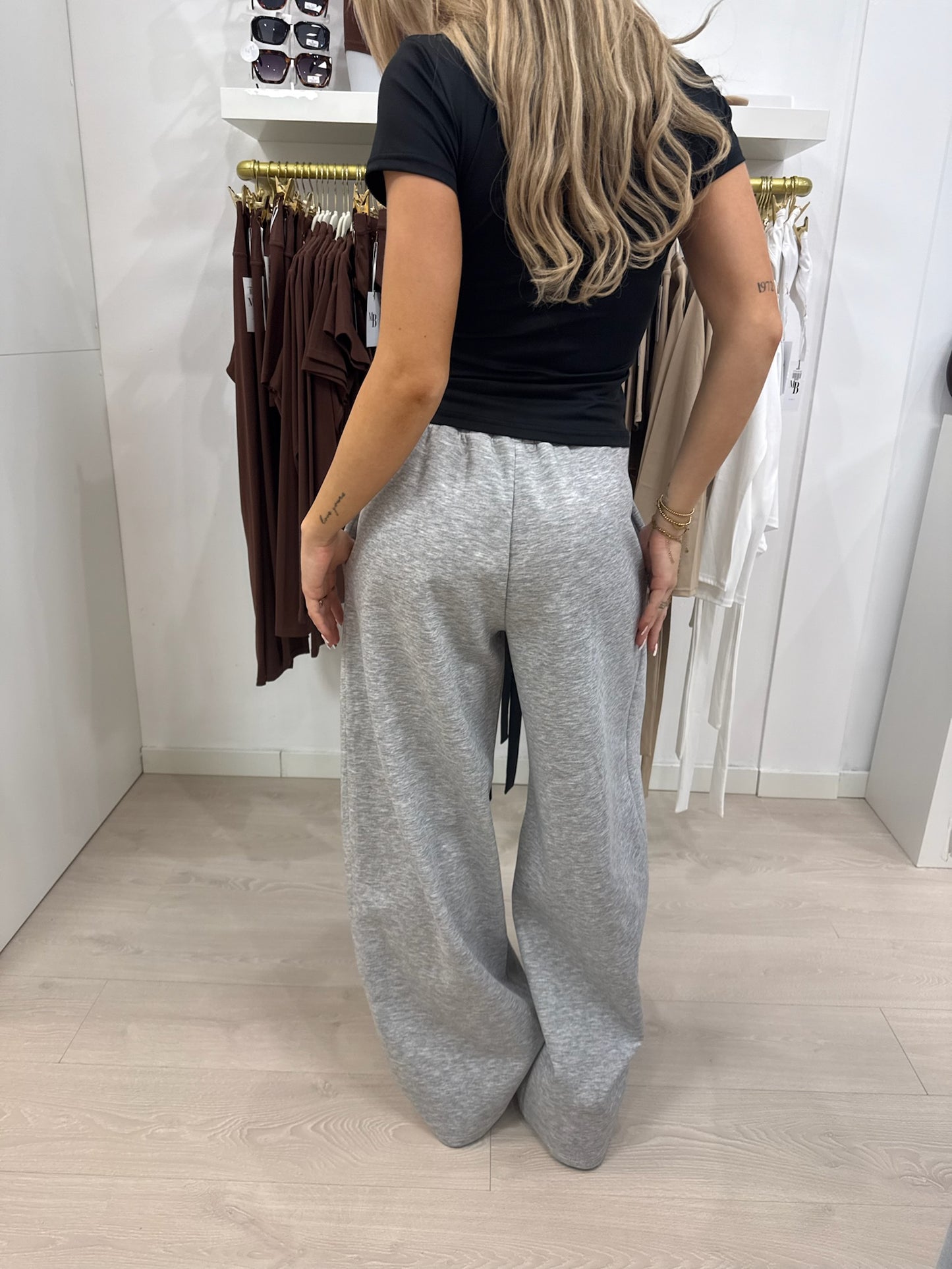 Wide leg pleated jogger