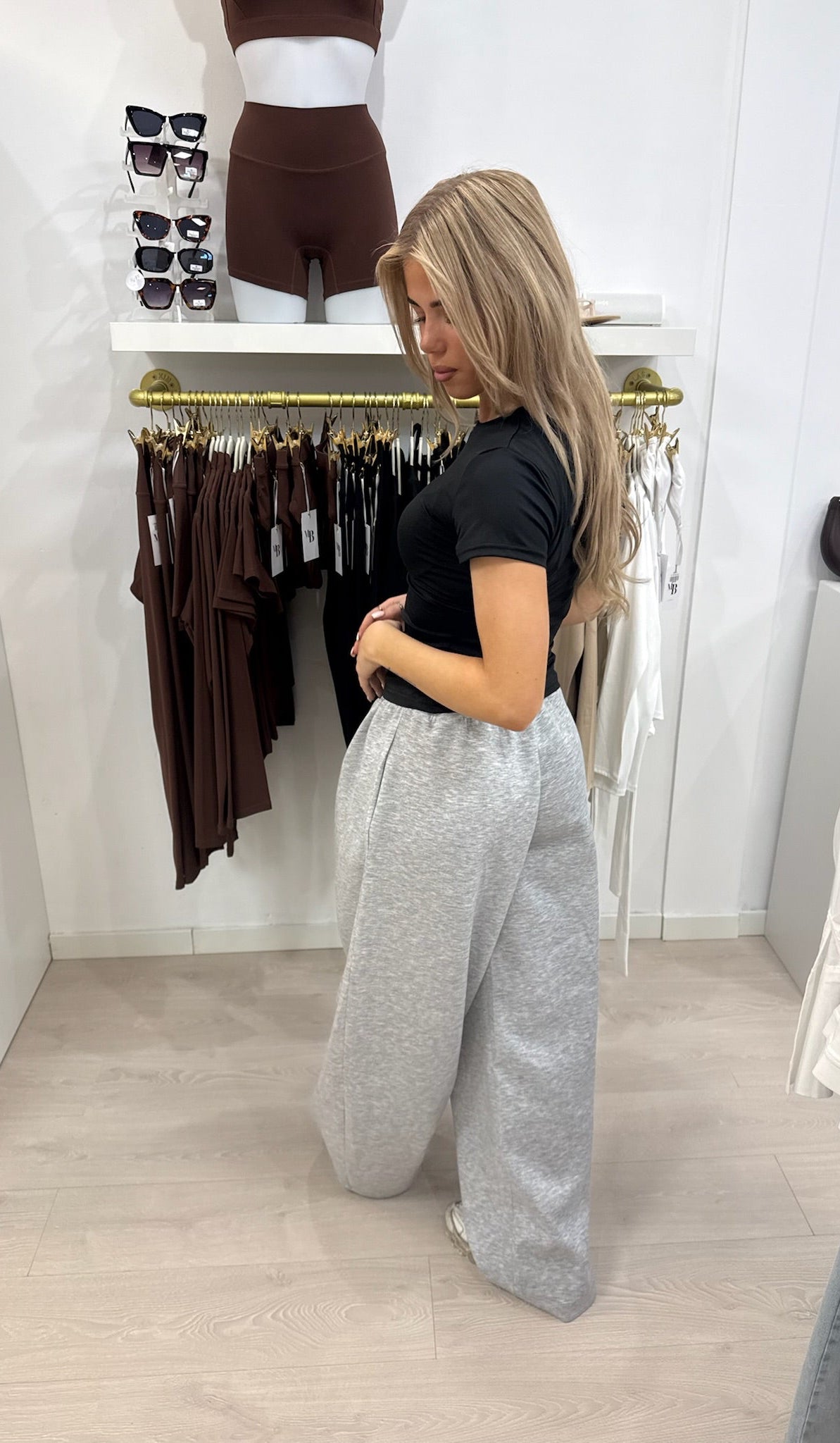 Wide leg pleated jogger