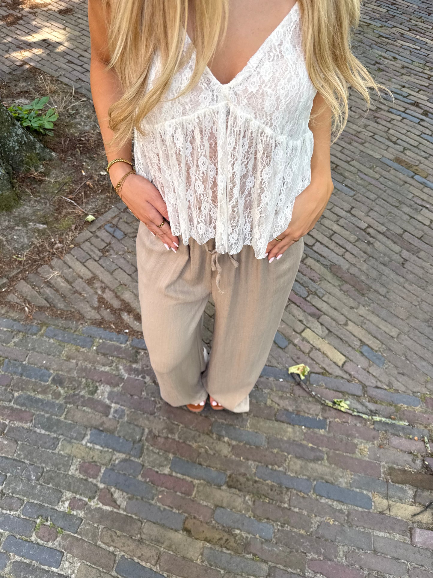 Flowy lace top cream